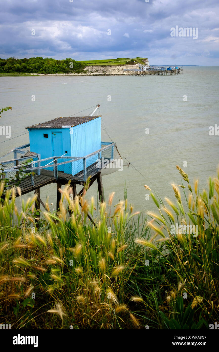 Talmont sur Gironde (sud-ovest della Francia): la piazza rete da pesca capanne sull'estuario della Gironda, Talmont sur Gironde Foto Stock