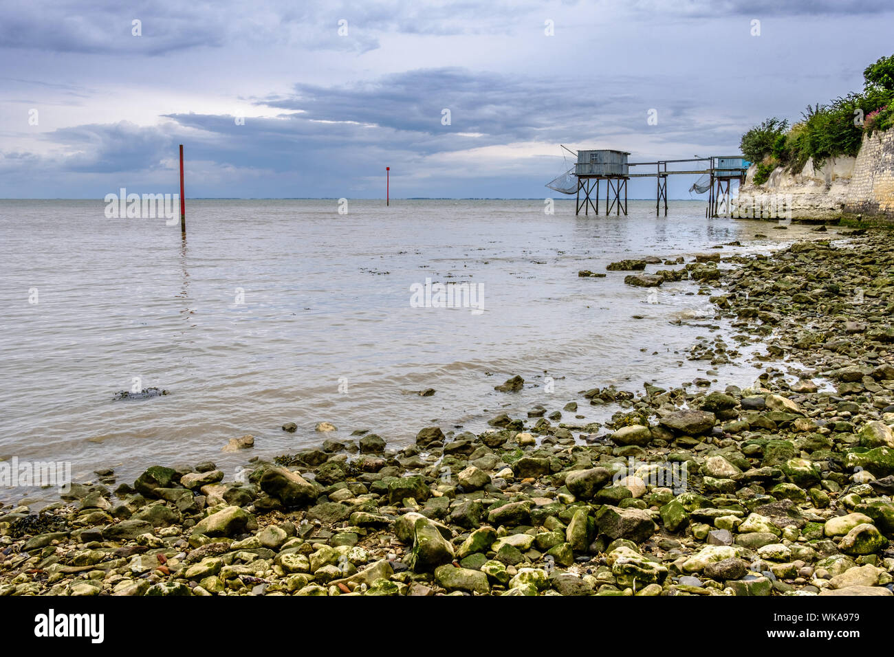 Talmont sur Gironde (sud-ovest della Francia): la piazza rete da pesca capanne sull'estuario della Gironda, Talmont sur Gironde Foto Stock
