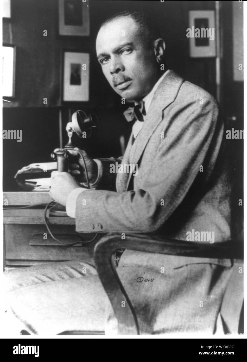 James Weldon Johnson, mezza lunghezza ritratto alla scrivania con telefono Foto Stock