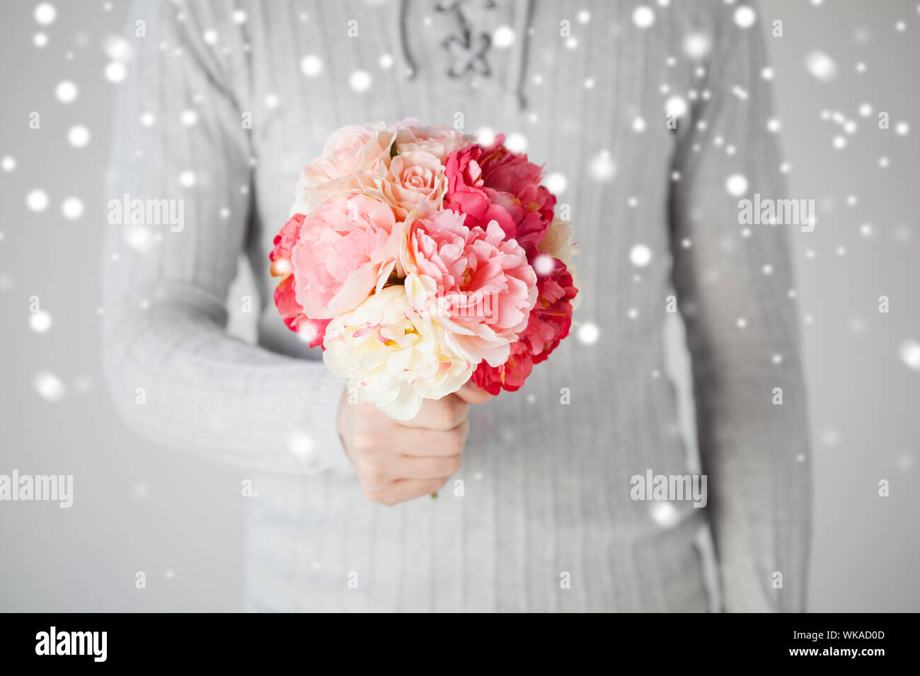 Il giorno di san valentino, natale, X-mas, inverno, felicità concetto - giovane azienda bouquet di fiori Foto Stock