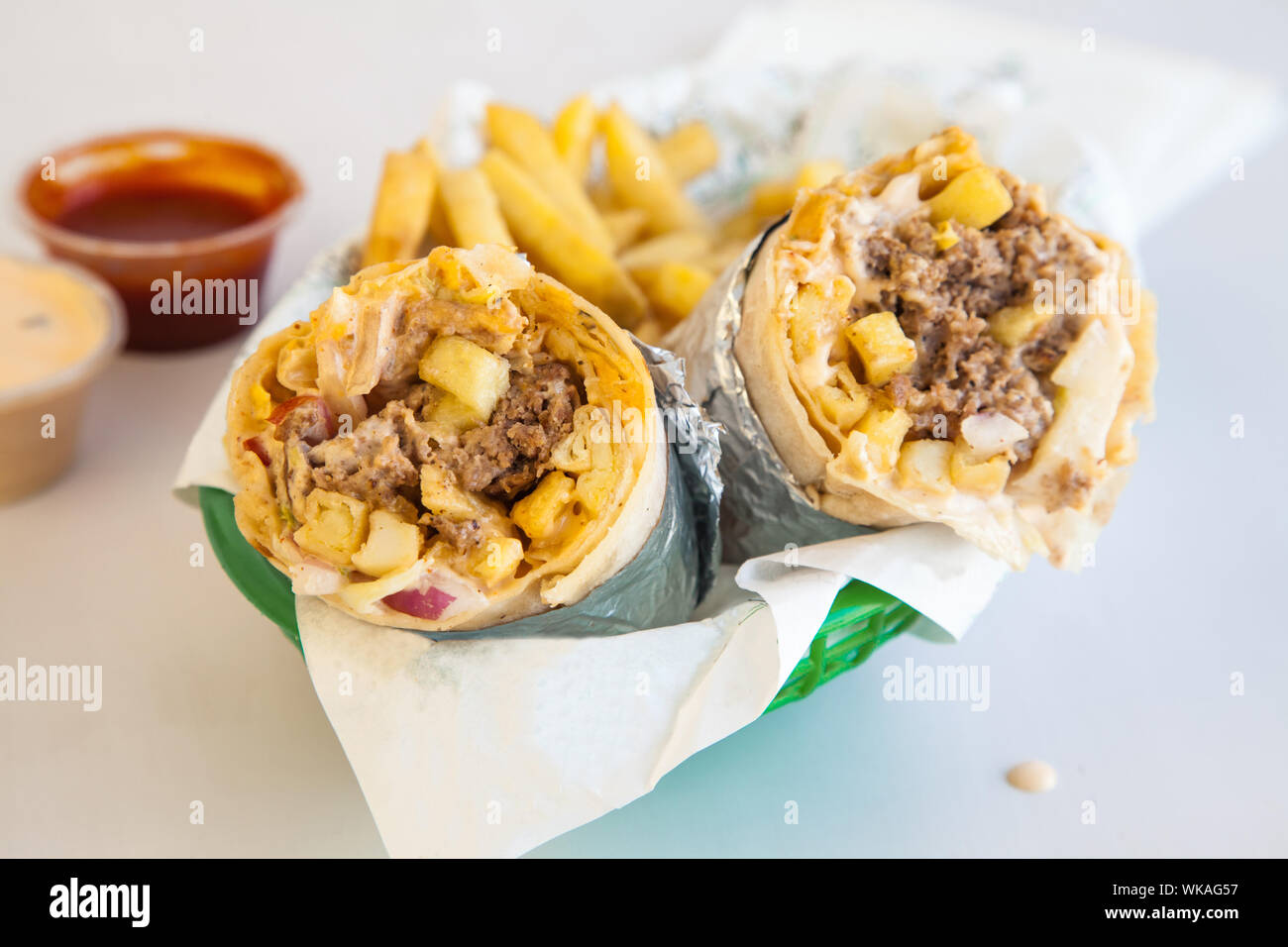 Carni bovine burgerito mix di un burger e burrito Foto Stock