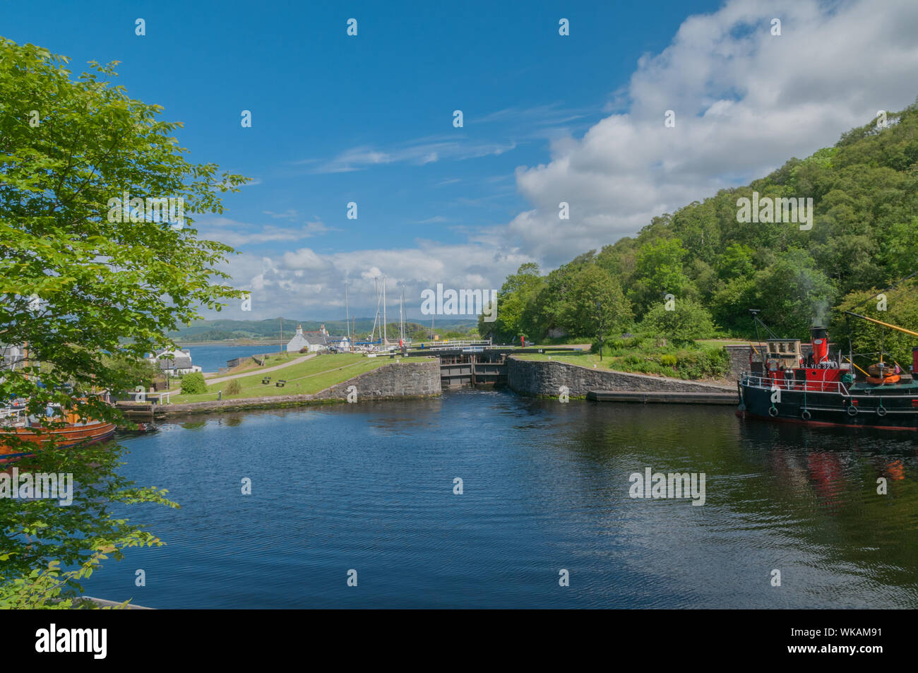 Clyde Puffer VIC32 sul Crinan Canal a Crinan con barca da pesca Argyll & Bute Scozia Scotland Foto Stock