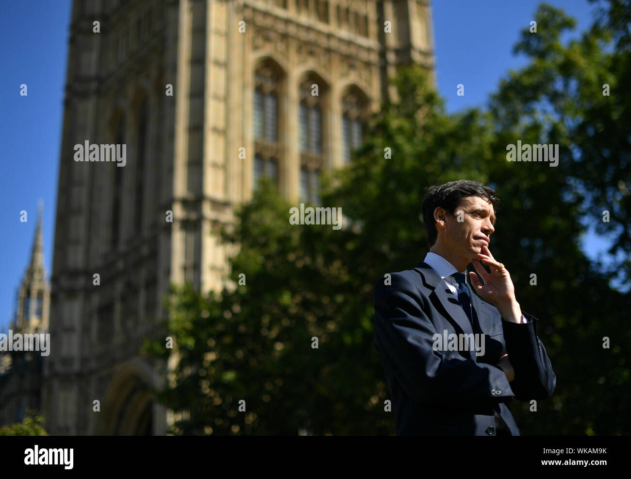 Rory Stewart parla ai media su College Green al di fuori della sede del parlamento di Westminster a Londra. Foto Stock