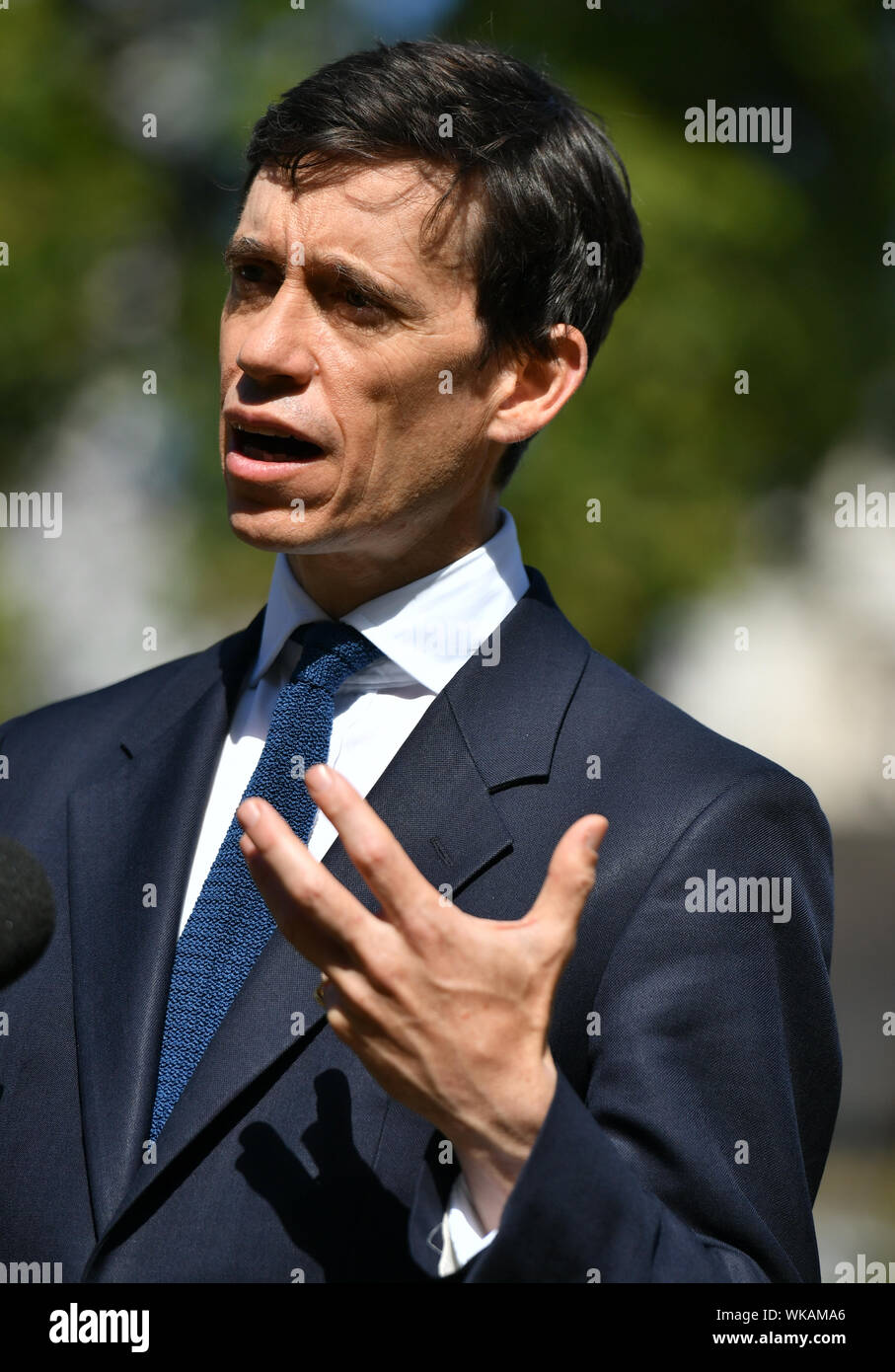 Rory Stewart parla ai media su College Green al di fuori della sede del parlamento di Westminster a Londra. Foto Stock