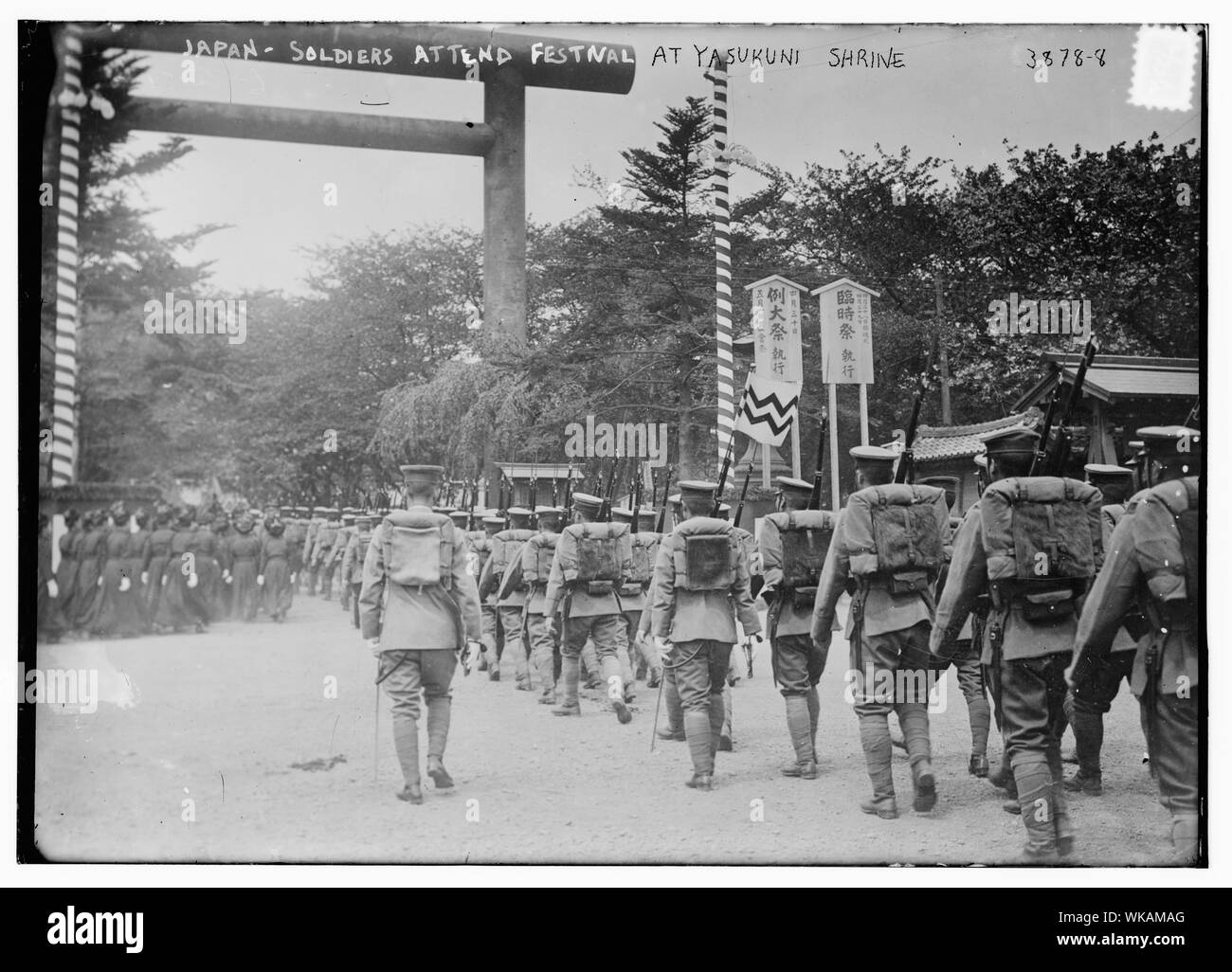 Giappone - i soldati assistono ad un festival al Santuario Yasukuni Foto Stock