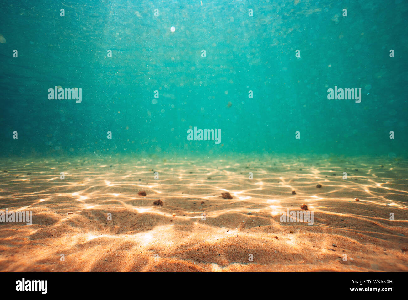 Vista subacquea della superficie del mare con raggi solari . Foto Stock