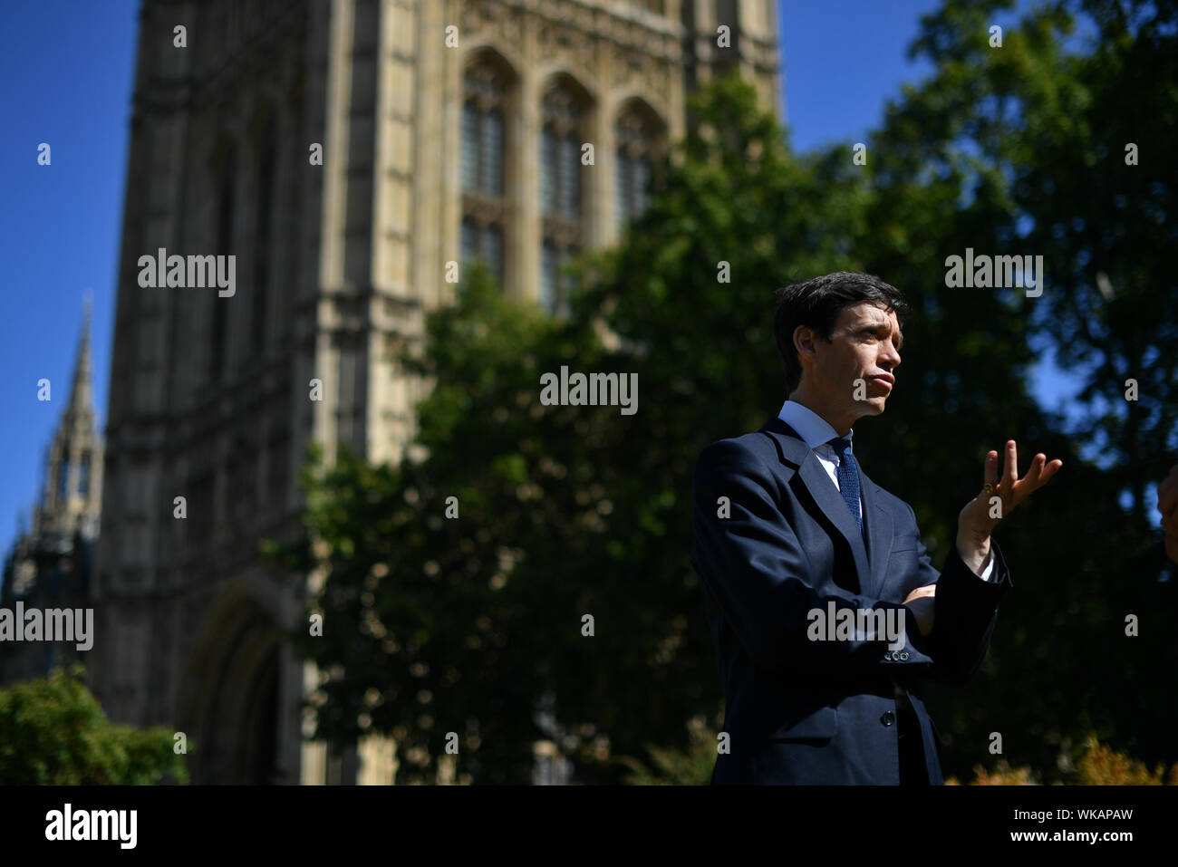 Rory Stewart parla ai media su College Green al di fuori della sede del parlamento di Westminster a Londra. Foto Stock