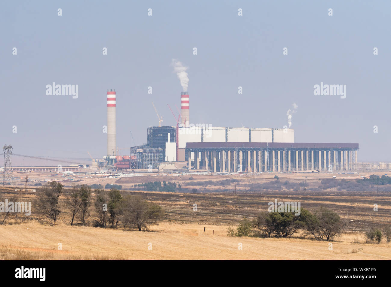 Coal Fired power station appartenenti allo stato eseguire owned enterprise ESKOM nella periferia di Johannesburg,Gauteng,Sud Africa fumo billowing inquinamento Foto Stock