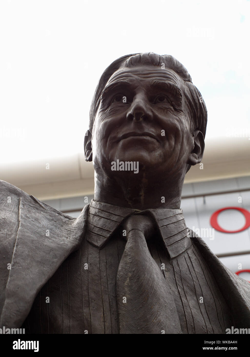 Statua di Ted Bates, giocatore, manager e direttore del Southampton Football Club, Hampshire, Inghilterra Foto Stock