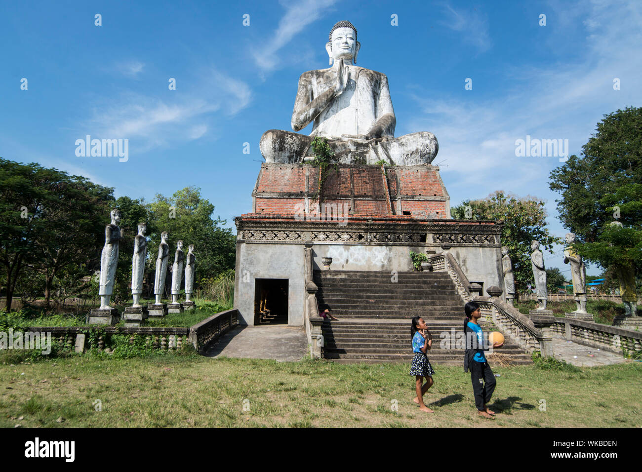 Un grande Buddha a wat ek phnom tempio a sud della città Battambang in Cambogia. Cambogia, Battambang, Novembre 2018 Foto Stock