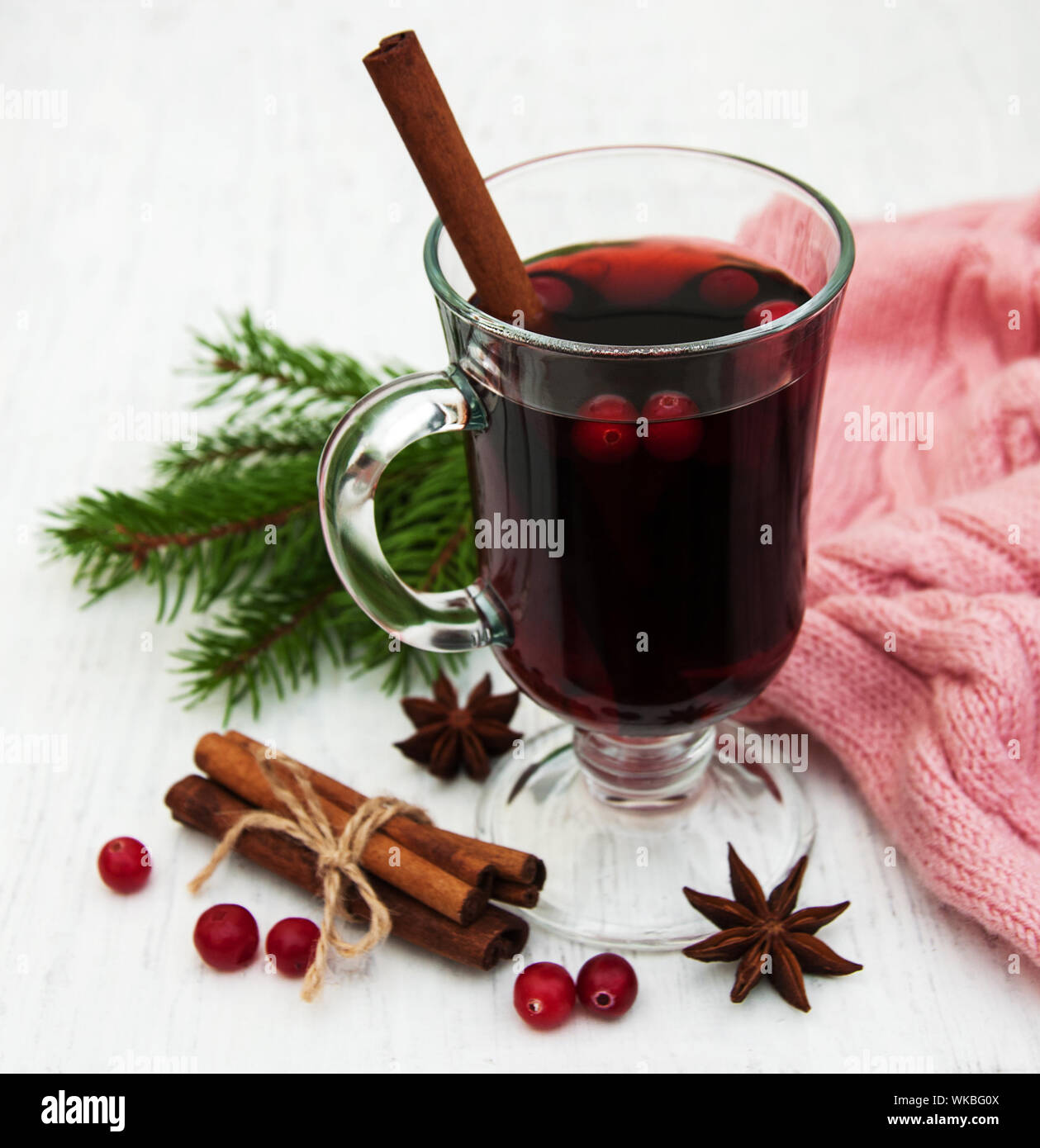 Bicchiere di vin brulé con spezie su un vecchio sfondo di legno Foto Stock