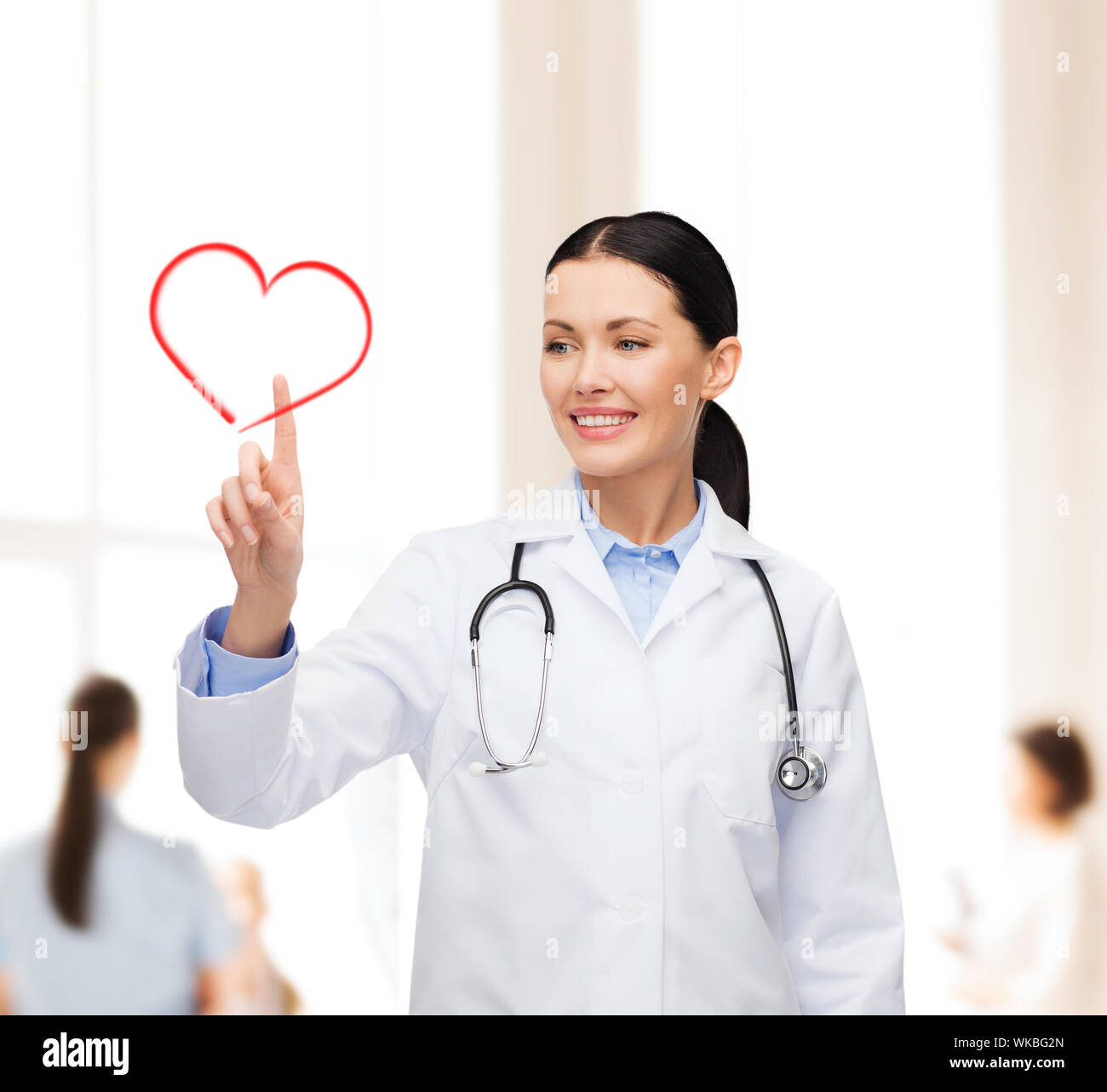 Salute, medicina e concetto tecnologico - sorridente medico donna puntano al cuore Foto Stock