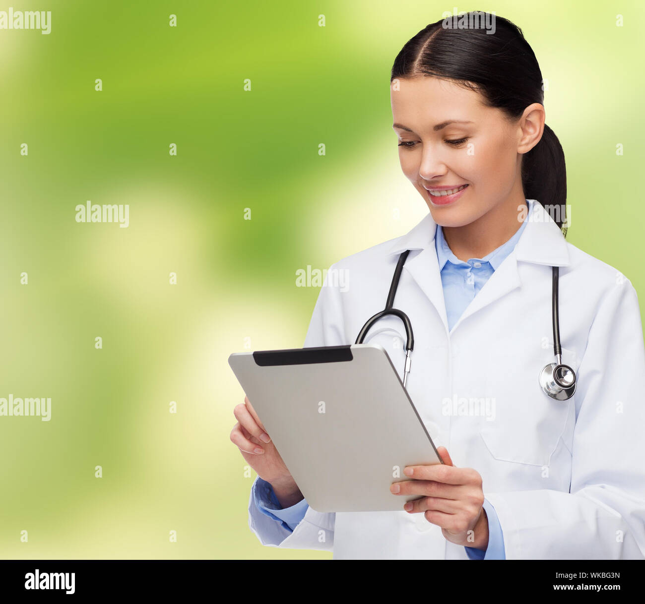 Medico donna con uno stetoscopio e tablet pc Foto Stock