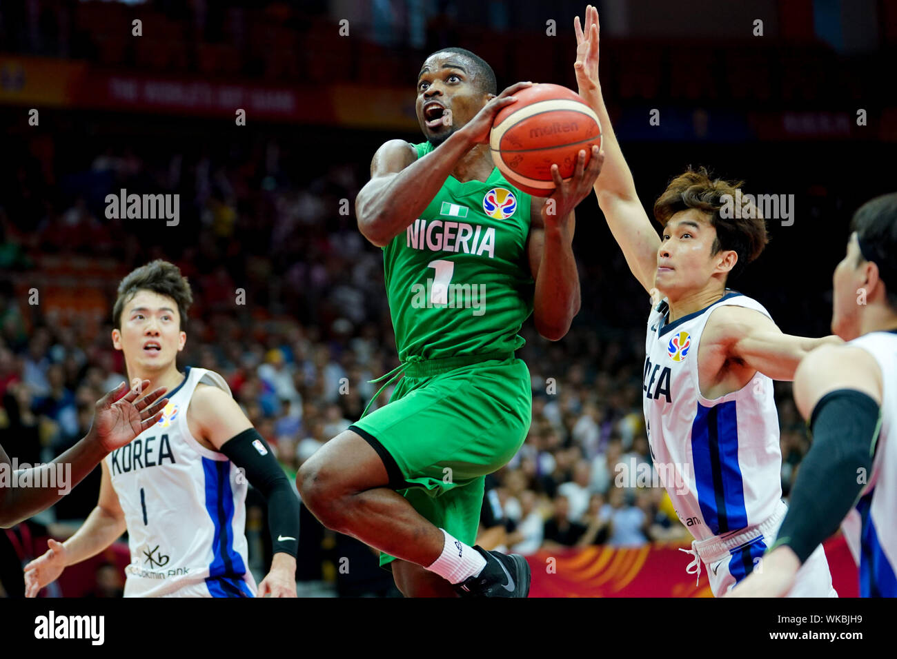 Wuhan, la Cina della provincia di Hubei. 4 Sep, 2019. Ike Iroegbu (C) della Nigeria va al cestello durante il gruppo B match tra la Corea del Sud e Nigeria al 2019 FIBA World Cup a Wuhan, capitale della Cina centrale della provincia di Hubei, il 7 settembre 4, 2019. Credito: Xiong Qi/Xinhua/Alamy Live News Foto Stock