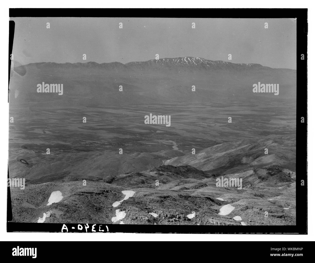 Jebel Sunnin & Beskinta village. Sul vertice di Jebel Sunnin. Mt. Hermon da ? Foto Stock