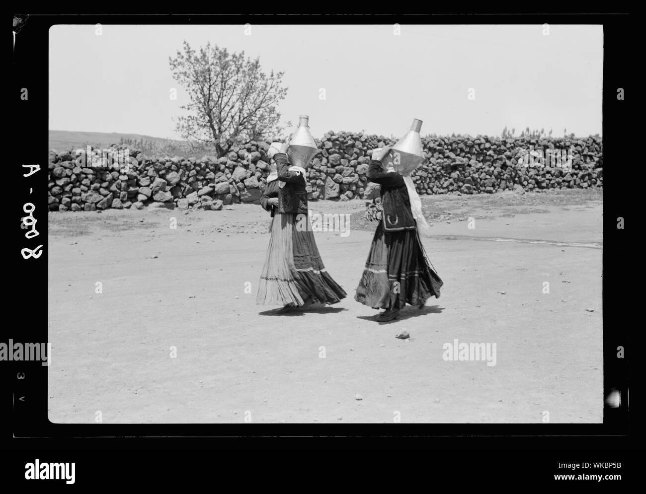 Jebel el-Drusi & Hauran. Ghureye. Due i drusi donne con taniche per l acqua & fine costumi Foto Stock