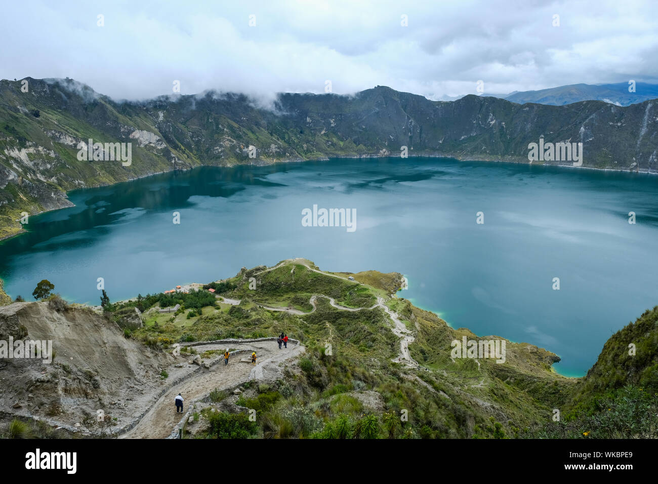 Lago Quilatoa Pujil nell' Cantone, provincia di Cotopaxi, Ecuador. Quilatoa è un pieno di acqua caldera e il più occidentale del vulcano nelle Ande ecuadoriane. Foto Stock