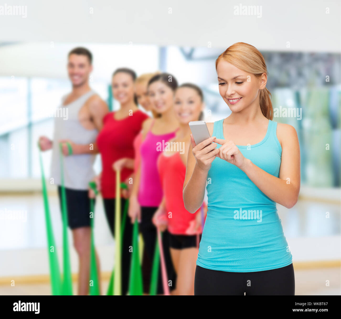 Sport, palestra, tecnologia, Internet e healthcare - sportivo da donna con lo smartphone Foto Stock