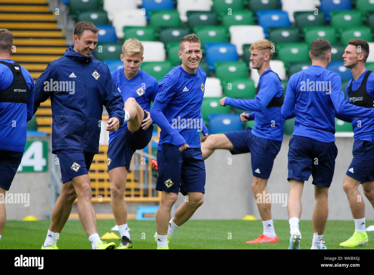 Windsor Park, Belfast, Irlanda del Nord. 04 Sett 2019. Irlanda del Nord la formazione in Belfast questa mattina davanti a loro calcio internazionale amichevole contro il Lussemburgo domani notte allo stadio. Jonny Evans e Steven Davis (a destra) durante la formazione. Credito: David Hunter/Alamy Live News. Foto Stock