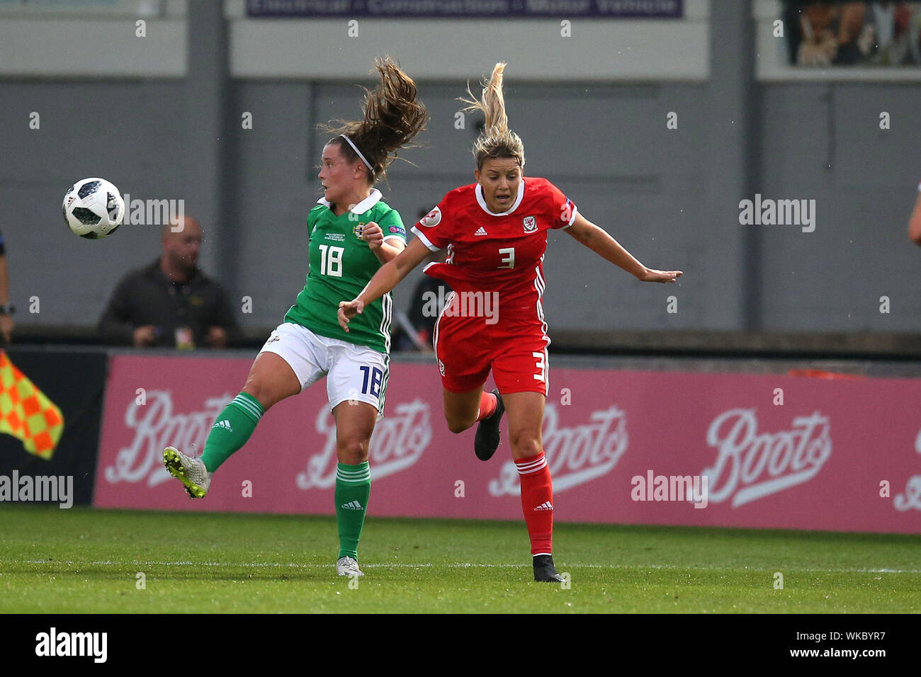 Newport, Regno Unito. 03Sep, 2019. Megan campana dell Irlanda del Nord le donne (l) e gemma Evans del Galles le donne in azione. Le donne del Galles v Irlanda del Nord le donne, femminile UEFA EURO 2021 Campionato, gruppo c match di qualificazione a Rodney Parade di Newport South Wales martedì 3 settembre 2019. pic da Andrew Orchard/Alamy Live News Foto Stock