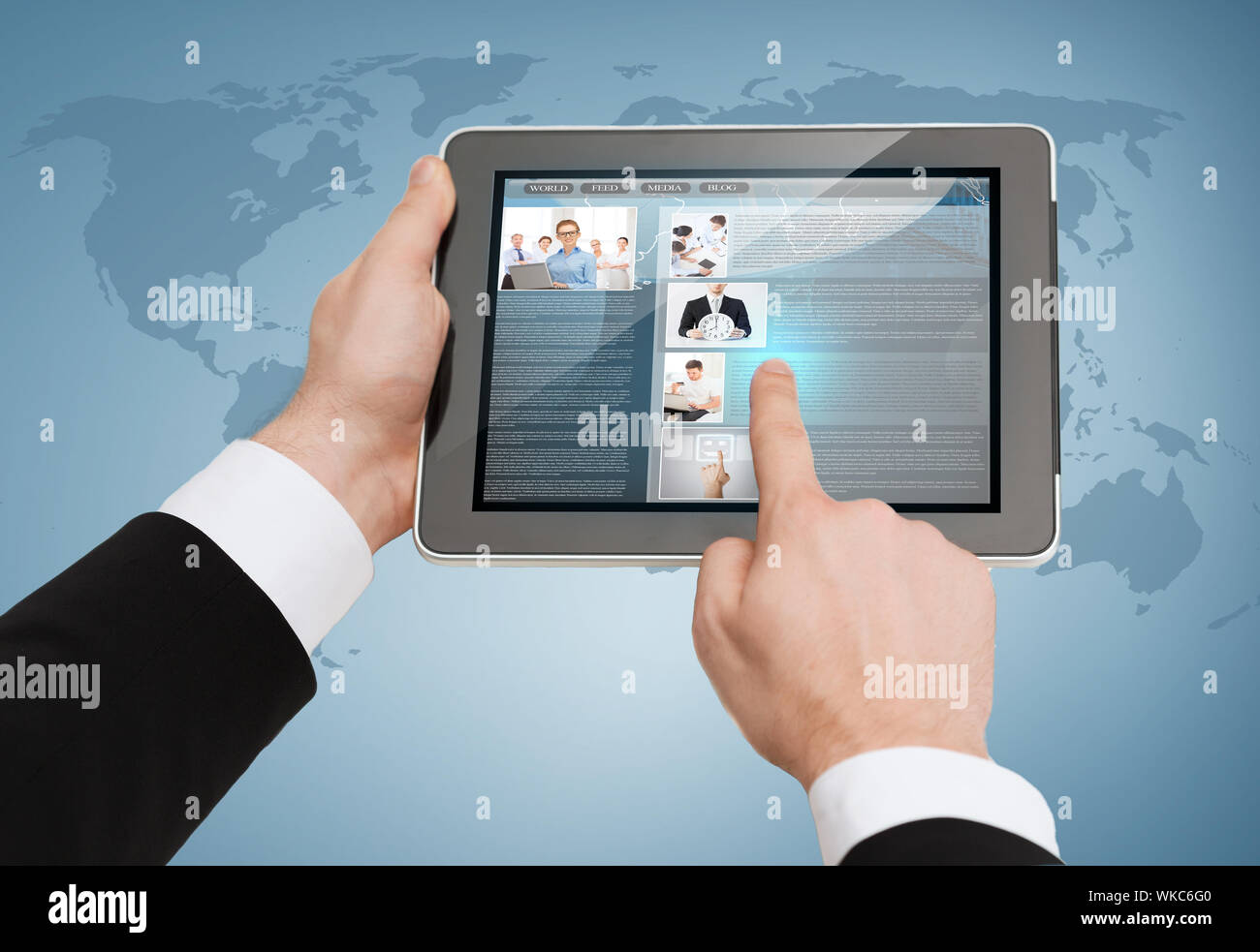 Close up uomo mani toccano un tablet pc Foto Stock
