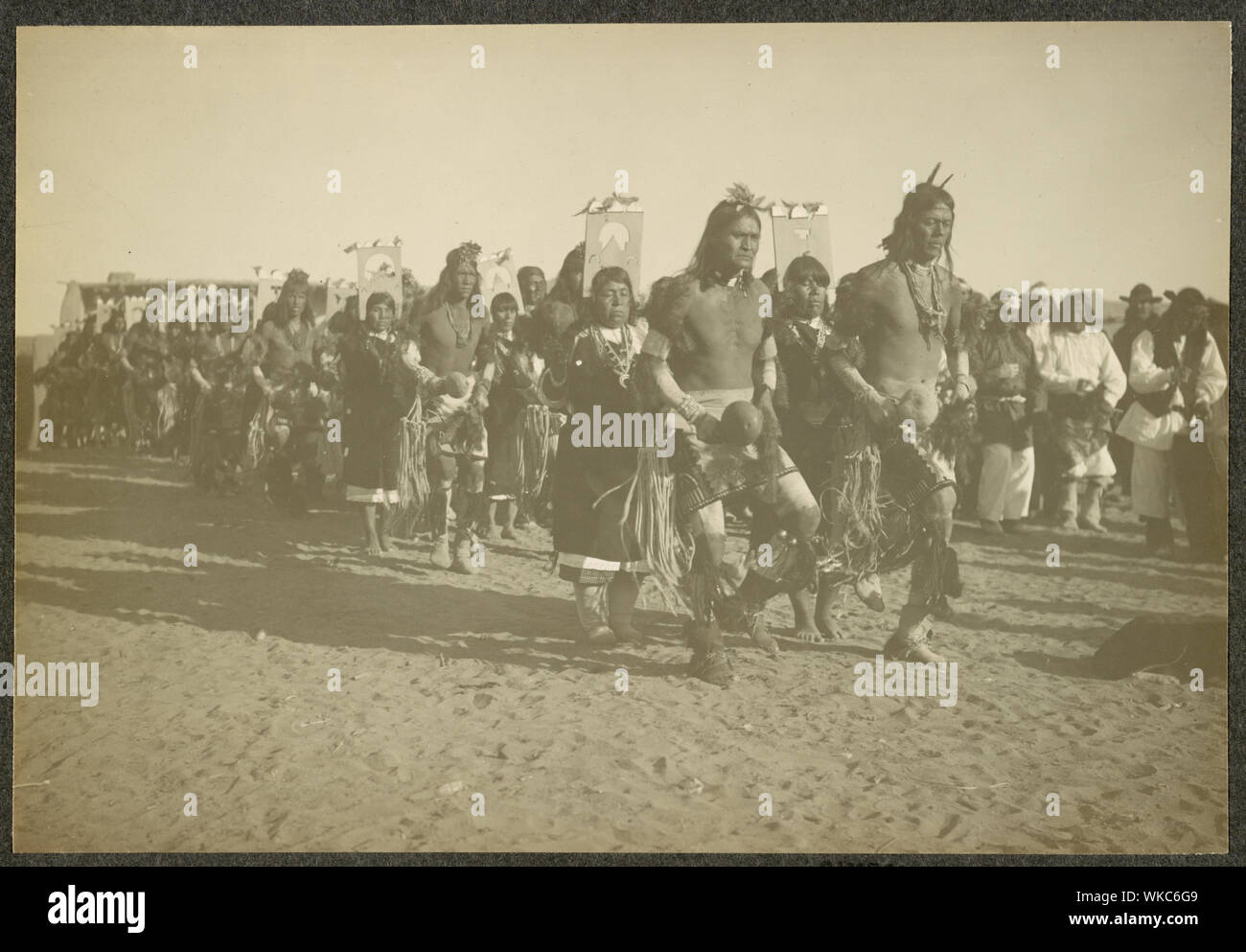 Jemez Pueblo indiani in una danza cerimoniale, Nuovo Messico / Simeone Schwemberger, St. Michaels, Arizona Foto Stock