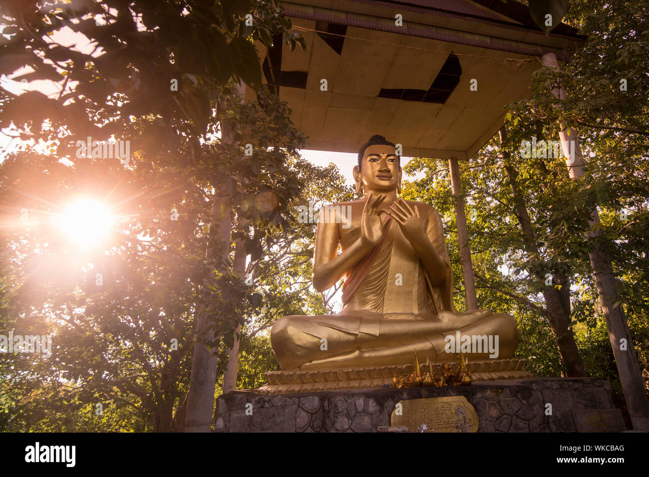 Un Buddha al Wat Phnom Sampeau sul Monte Phnom Sompov vicino alla città di Battambang in Cambogia. Cambogia, Battambang, Novembre 2018 Foto Stock