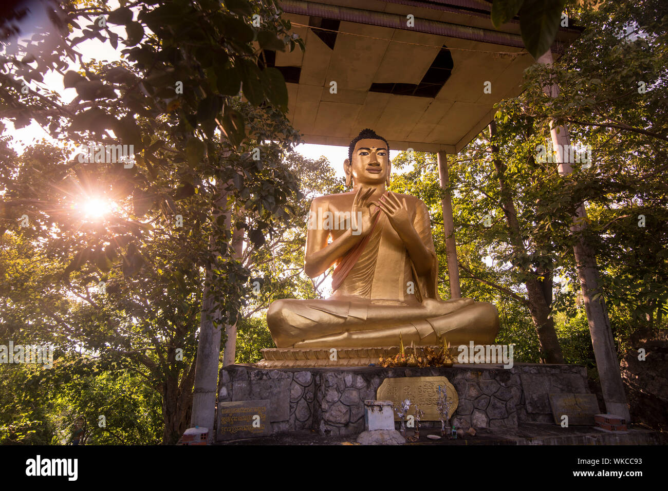 Un Buddha al Wat Phnom Sampeau sul Monte Phnom Sompov vicino alla città di Battambang in Cambogia. Cambogia, Battambang, Novembre 2018 Foto Stock