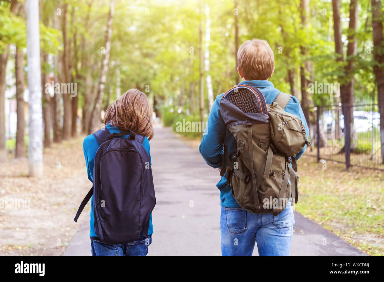Padre e figlio di andare a fare una passeggiata con grandi zaini e racchette. Foto Stock
