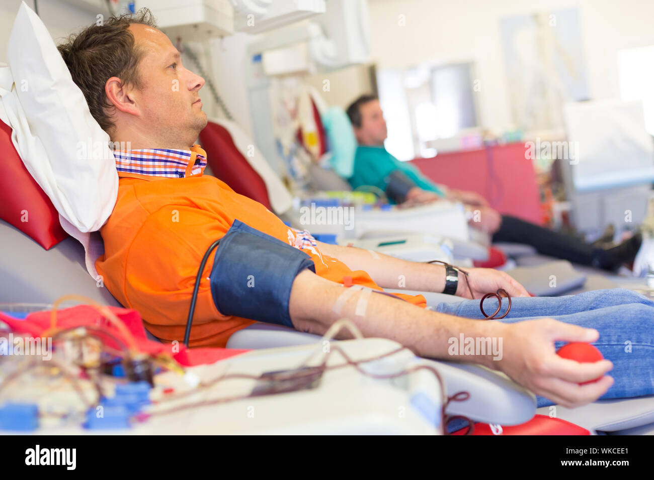 Donatore di Sangue alla donazione con una palla rimbalzanti tenendo in mano. Foto Stock