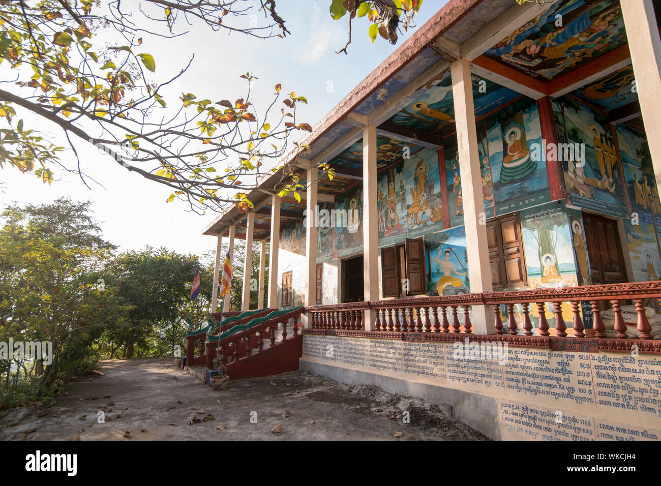 Un Wat al Wat Phnom Sampeau sul Monte Phnom Sompov vicino alla città di Battambang in Cambogia. Cambogia, Battambang, Novembre 2018 Foto Stock