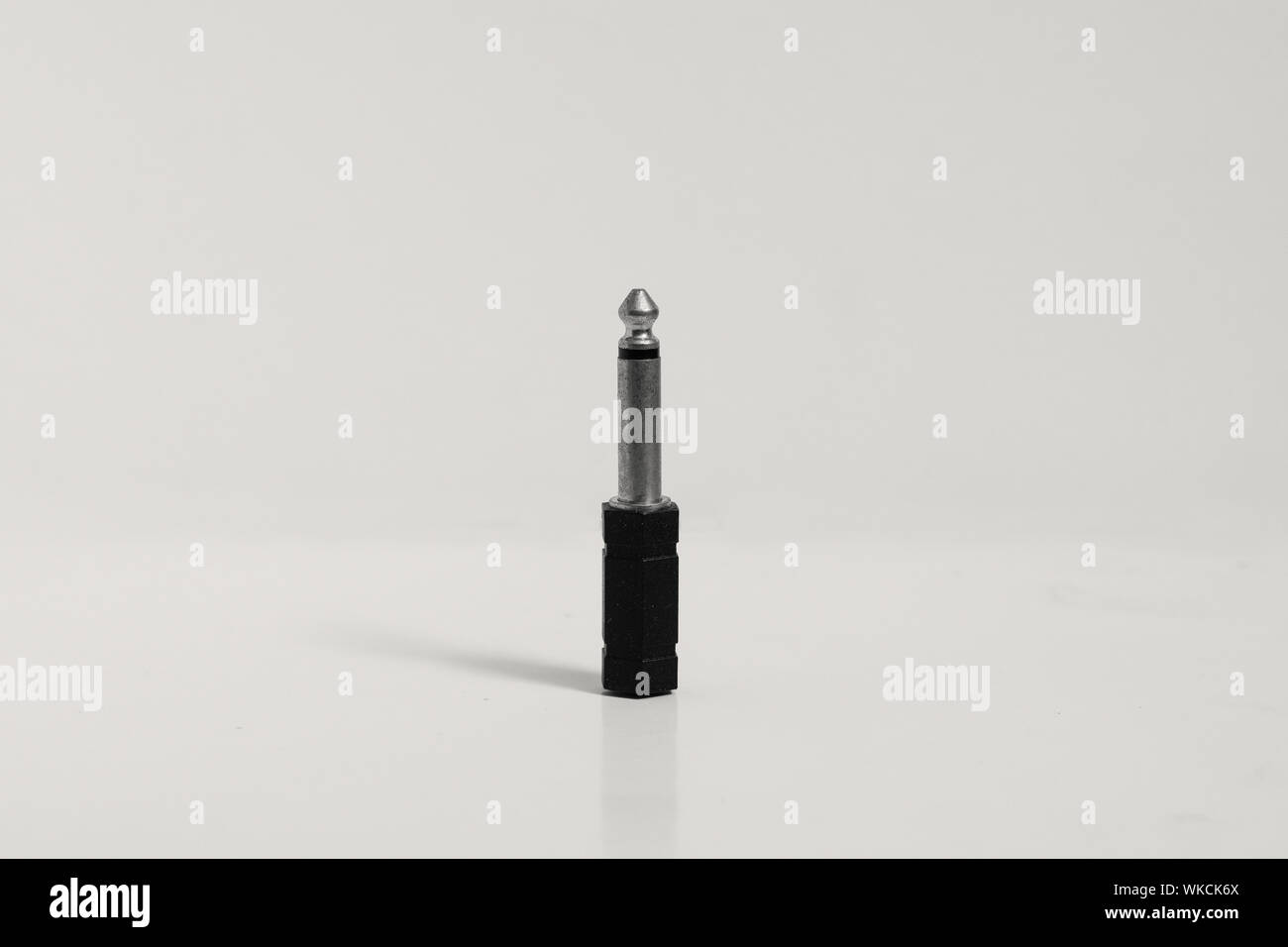 Jack audio converter, 6,35 mm mono, dispositivo plug and play on white background isolato Foto Stock