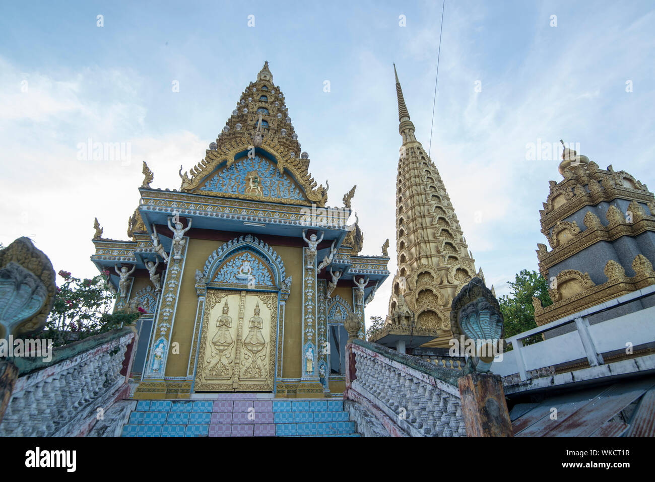 La stupa al Wat Phnom Sampeau sul Monte Phnom Sompov vicino alla città di Battambang in Cambogia. Cambogia, Battambang, Novembre 2018 Foto Stock