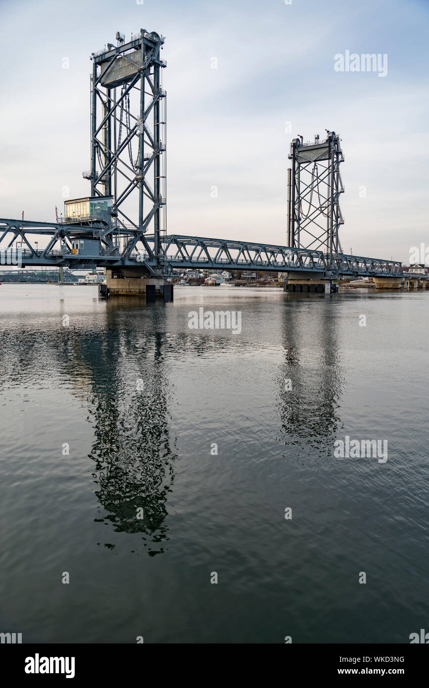 Il Memorial Bridge tra Portsmouth, New Hampshire, STATI UNITI D'AMERICA Foto Stock