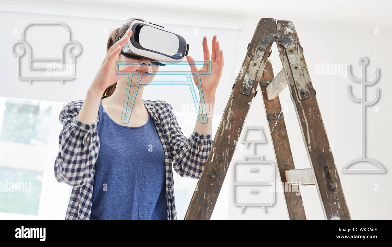 Donna nella sala pianificazione con occhiali VR a lavori di rinnovo Foto Stock