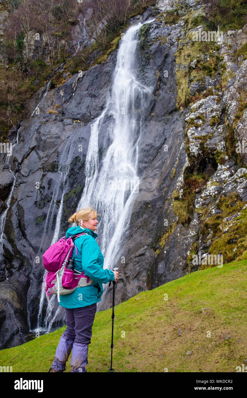 Escursionista indossando outdoor gear da Aber Falls cascate Coedydd Aber riserva naturale nazionale nel Parco Nazionale di Snowdonia. Abergwyngregyn Wales UK Foto Stock