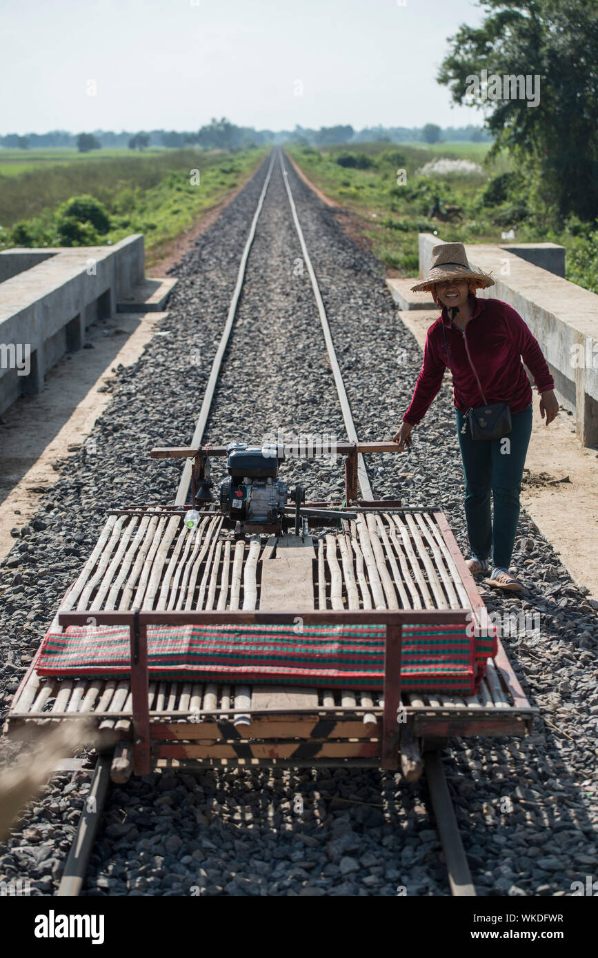 La linea ferroviaria del treno di bambù vicino al centro della città di Battambang in Cambogia. Cambogia, Battambang, Novembre 2018 Foto Stock