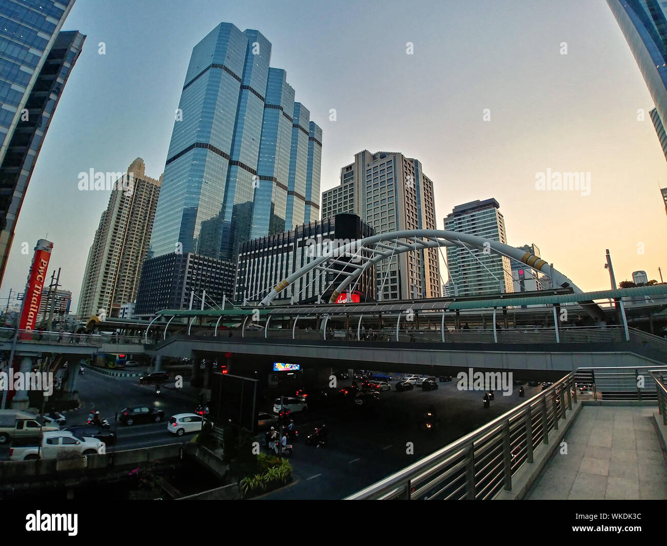 Chong Nonsi stazione BTS, Bangkok, al tramonto Foto Stock