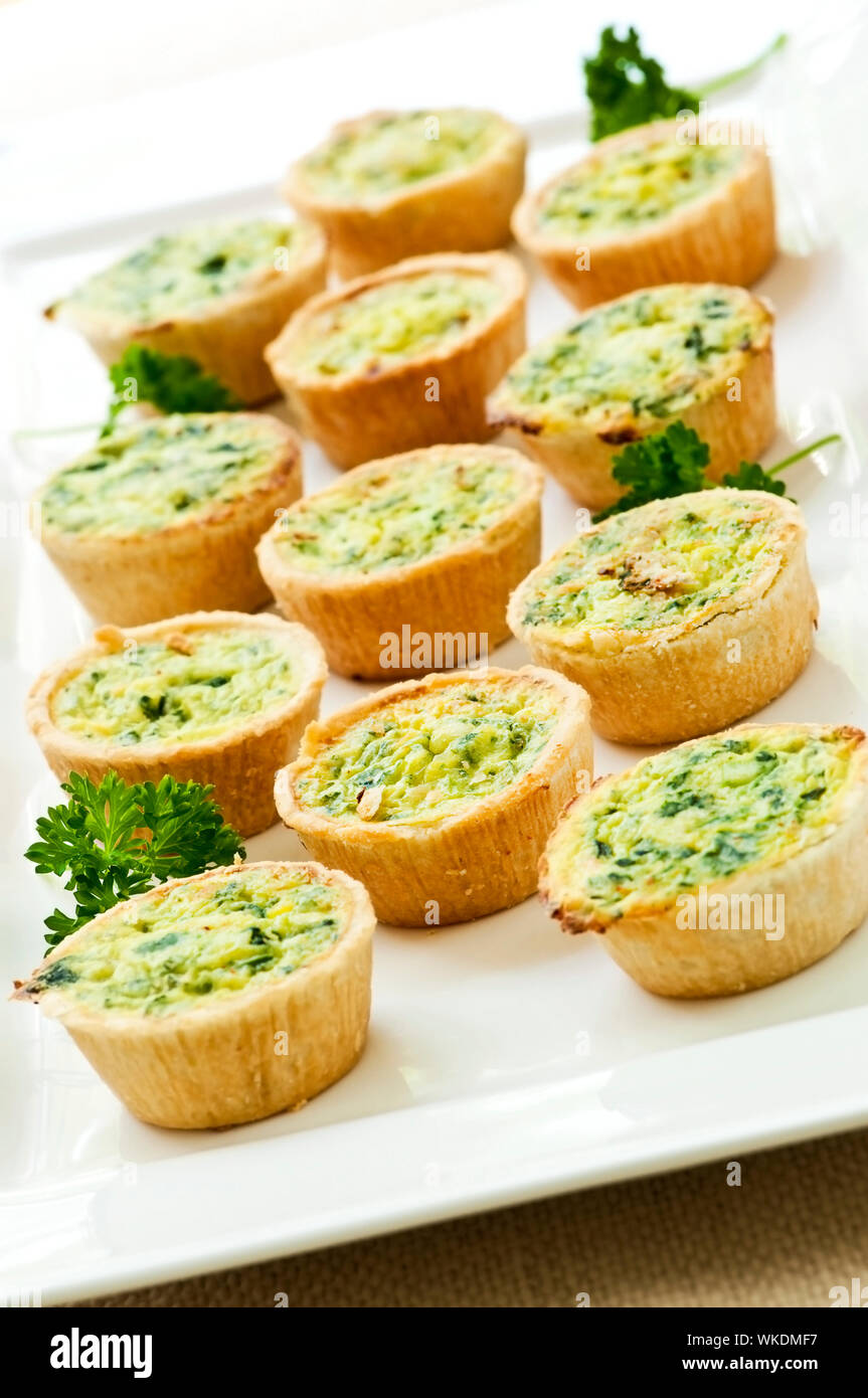 Piastra di molti mini morso dimensioni quiche antipasti Foto Stock