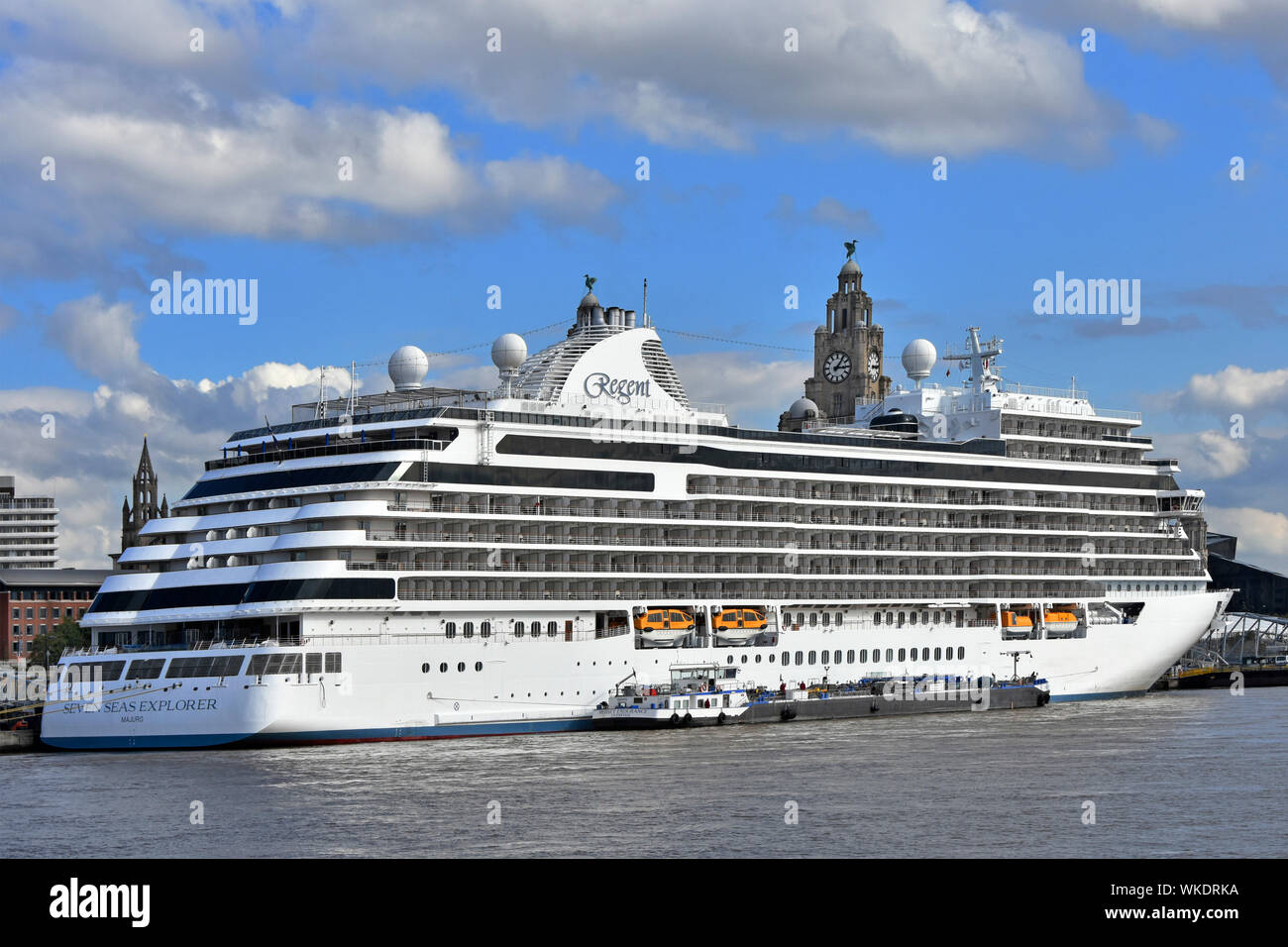 Close up vista laterale del Regent Seven Seas Explorer Cruise liner nave attraccata a Liverpool con carburante bunkering tanker al fianco di Merseyside England Regno Unito Foto Stock