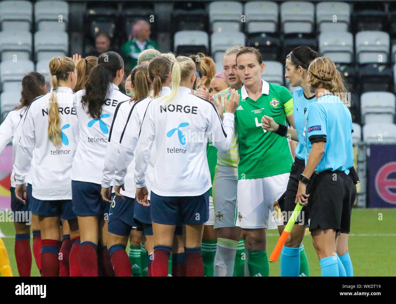 Seaview Stadium, Belfast, Irlanda del Nord, Regno Unito.Il 30 agosto 2019. Femminile UEFA EURO 2021 il qualificatore:l'Irlanda del Nord (verdi) v Norvegia. Il team prima di kick-off a Seaview. David Hunter/Alamy Live News. Foto Stock