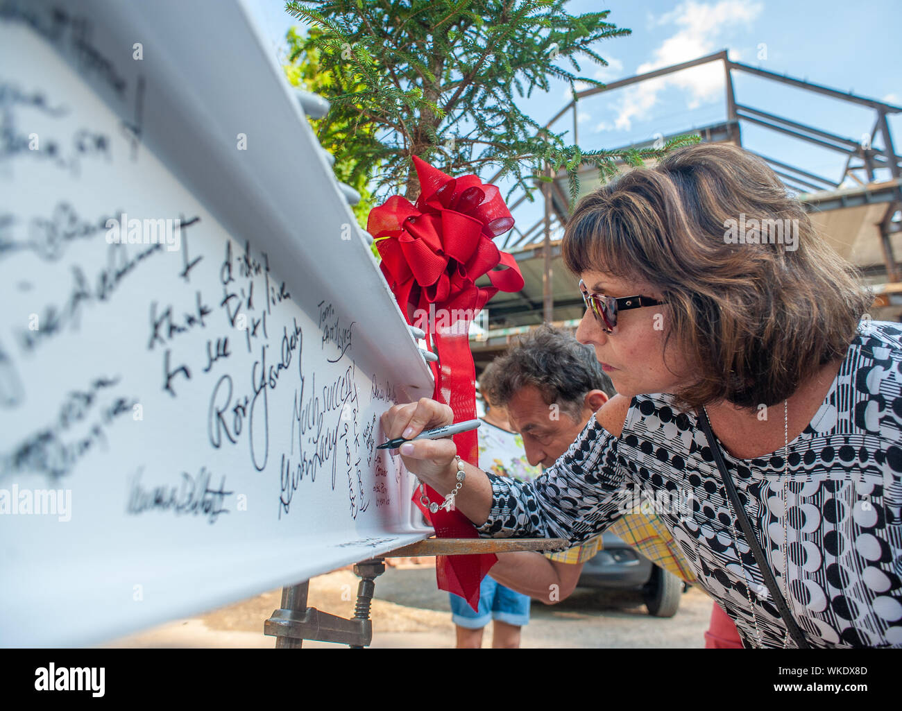 Linda Sghiatti di nuovi segni di speranza finale di trave in acciaio per essere messi in fase di costruzione presso il "Topping Off' celebrazione Mercoledì, Luglio 10, 2019 in corrispondenza del diametro esterno Foto Stock