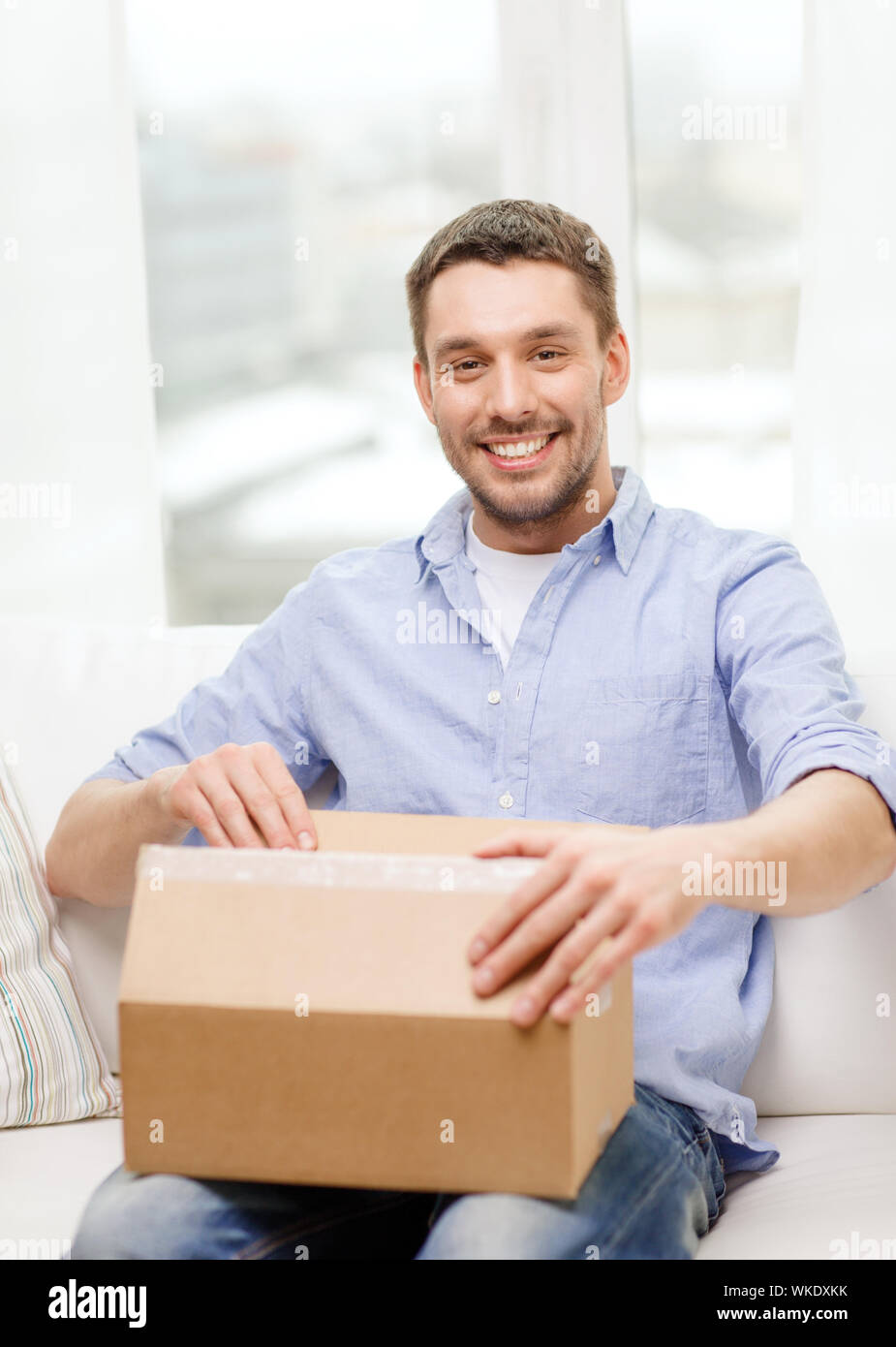 Uomo con scatole di cartone a casa Foto Stock