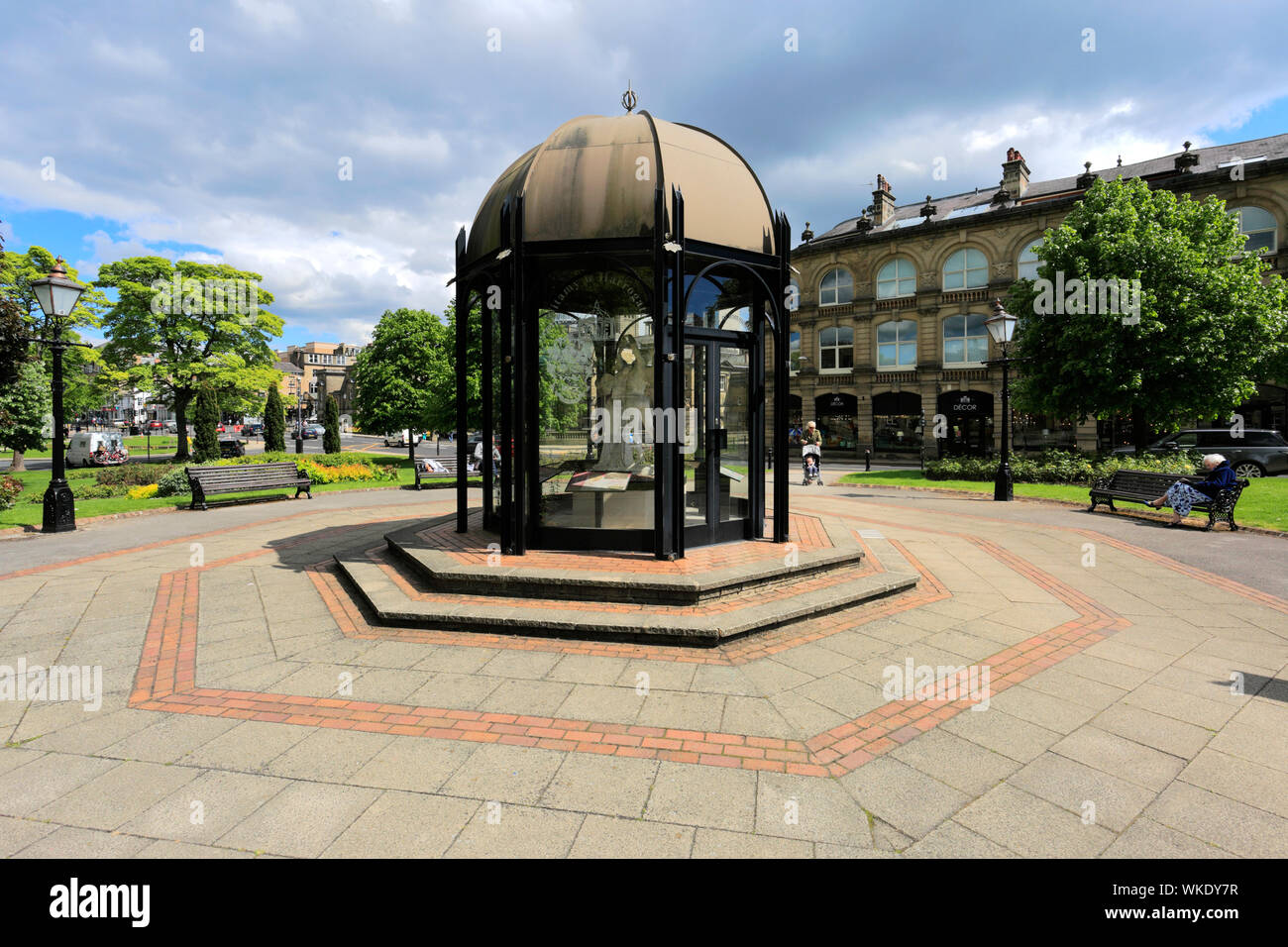 Il Festival Pavilion di Crescent Gardens, con statue di Amore e Psiche, Crescent Gardens nella città termale di Harrogate, North Yorkshire, Inghilterra, U Foto Stock