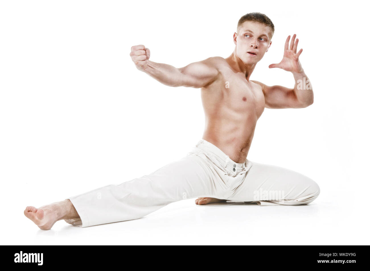 Kickboxer getta un punzone, isolato su sfondo bianco. Foto Stock