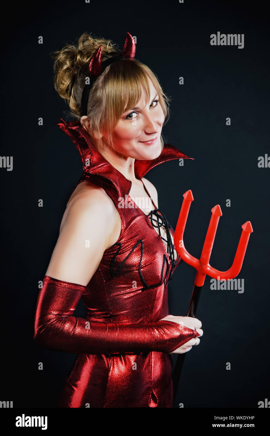 Diavolo Rosso donna con trident su sfondo nero Foto Stock