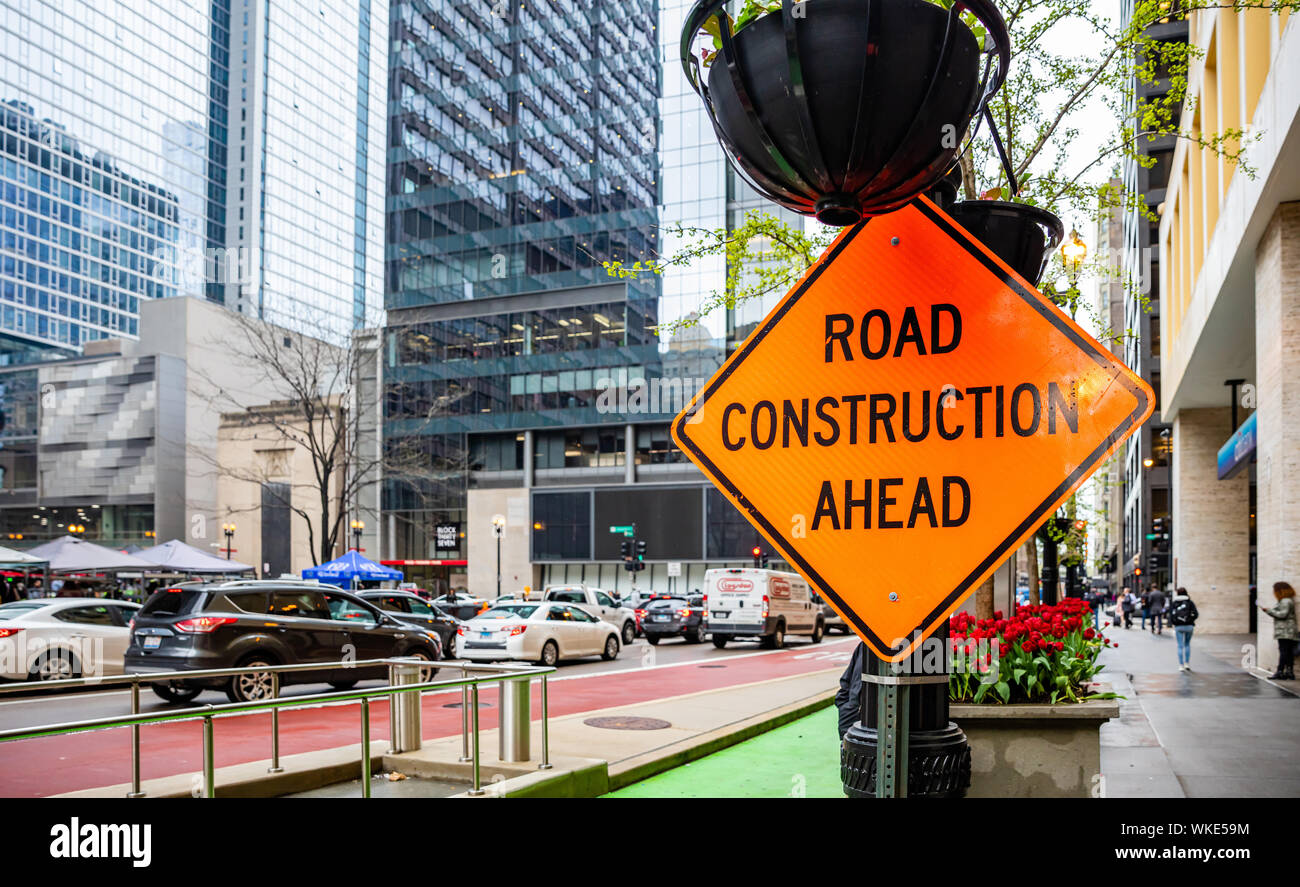 Chicago, Illinois, USA. 9 maggio 2019: lavori stradali. La costruzione di strade in anticipo il testo, strada segno di avvertimento di colore arancione nel centro della città Foto Stock