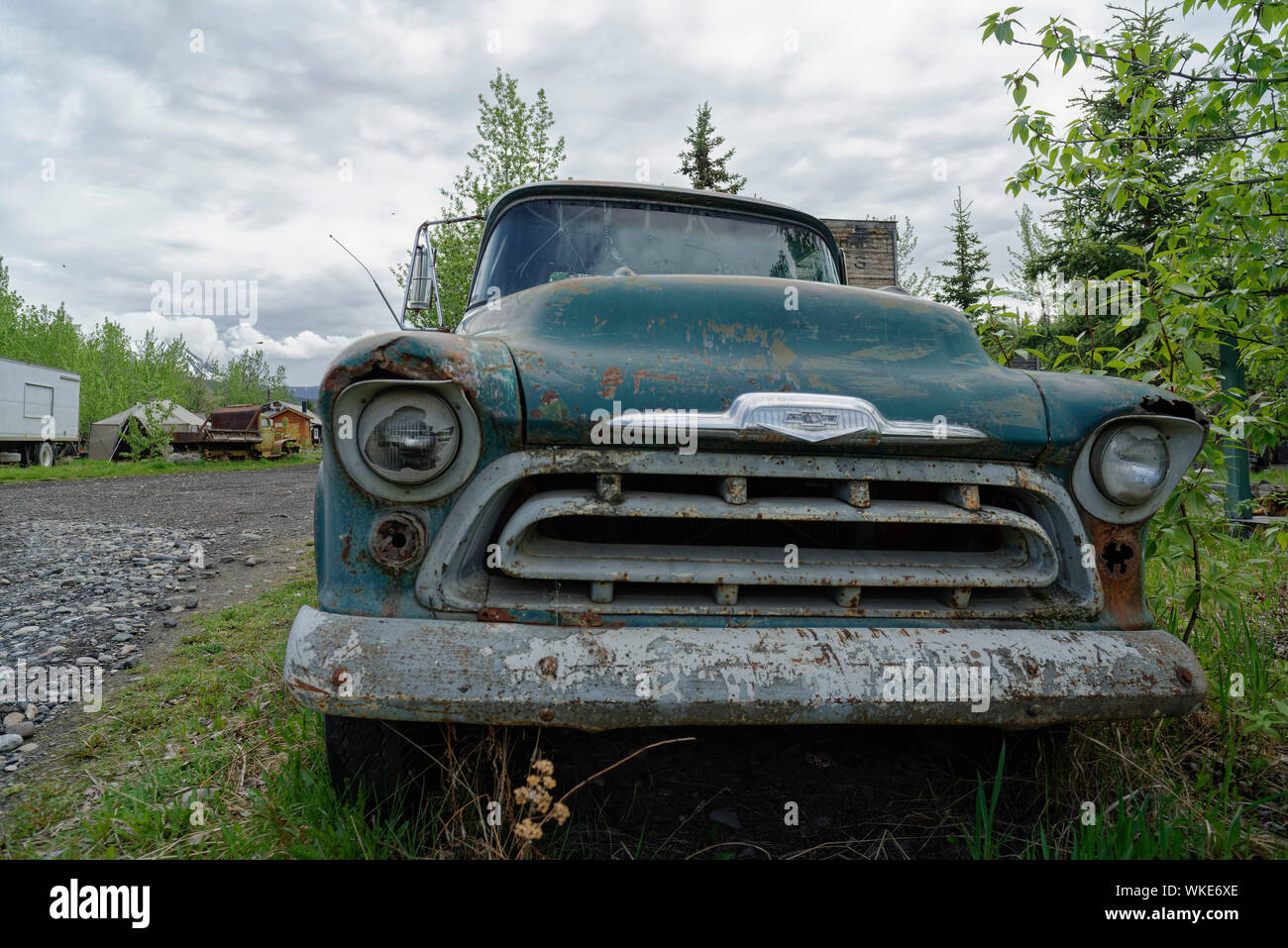 Vecchia auto, Chevrolet, in McCarthy, Alaska, Stati Uniti. Autowrack in McCarthy, Alaska, STATI UNITI D'AMERICA Foto Stock