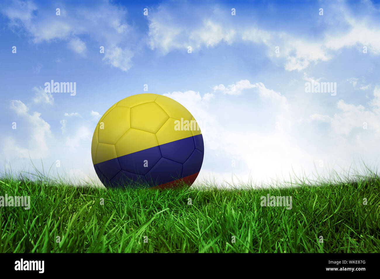 Il calcio in Colombia colori sul campo di erba sotto il cielo blu Foto Stock