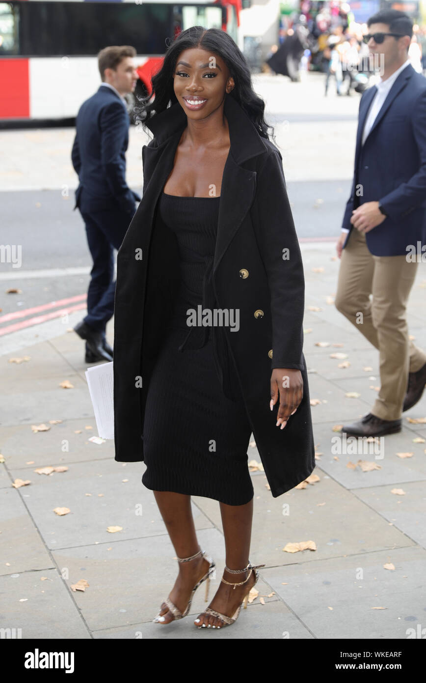 Ex amore isola contestant Yewande Biala arrrives a Portcullis House di Westminster a comparire davanti a MPs indagare la realtà TV. Foto Stock